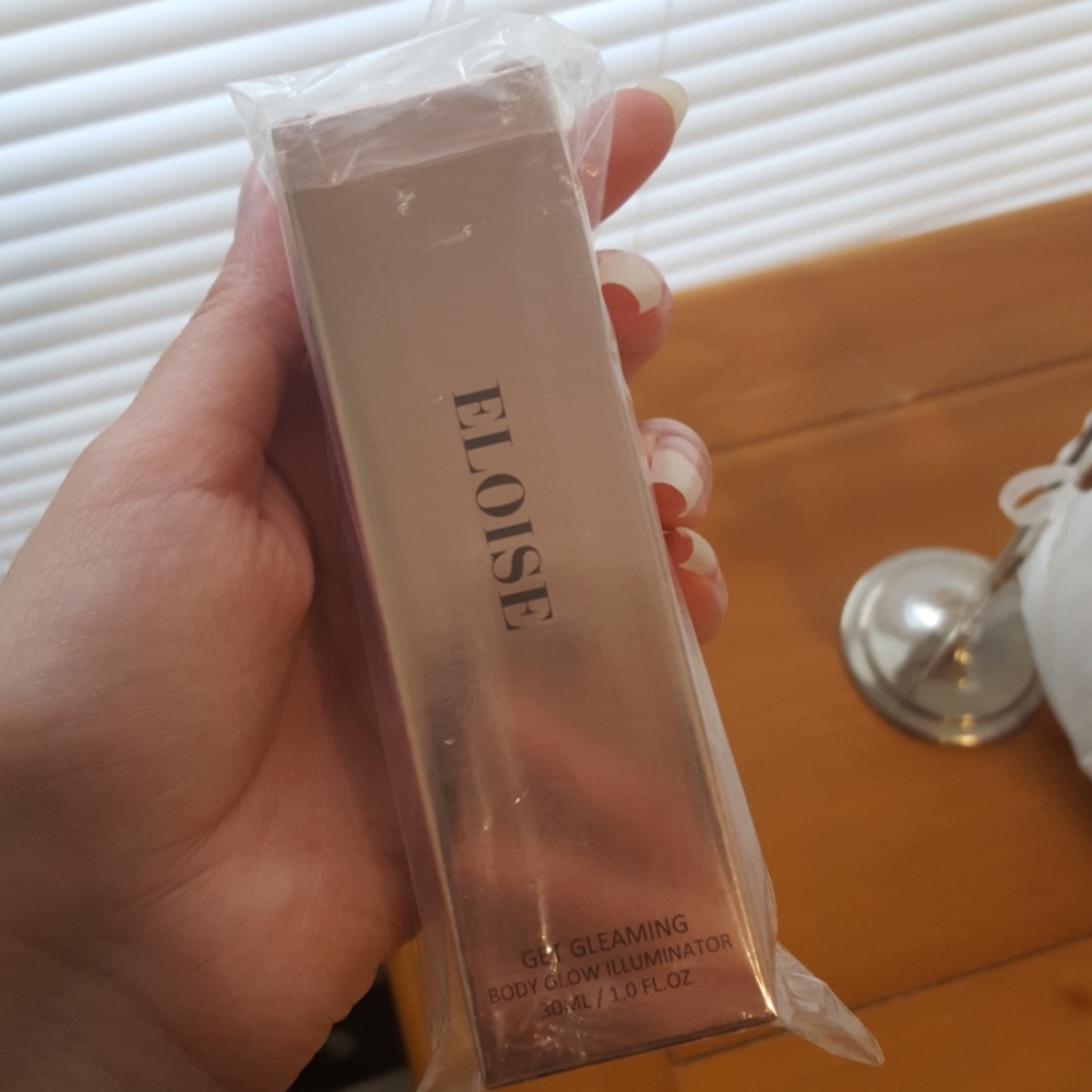 Eloise get gleaming body glow illuminator